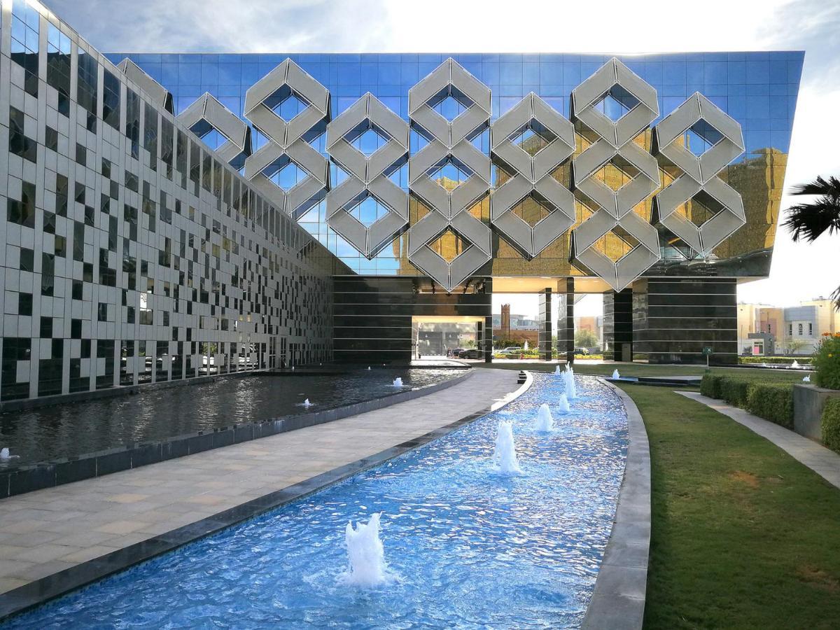 Crowne Plaza Riyadh - Rdc Hotel & Convention By Ihg Exterior foto The Sheikh Zayed House