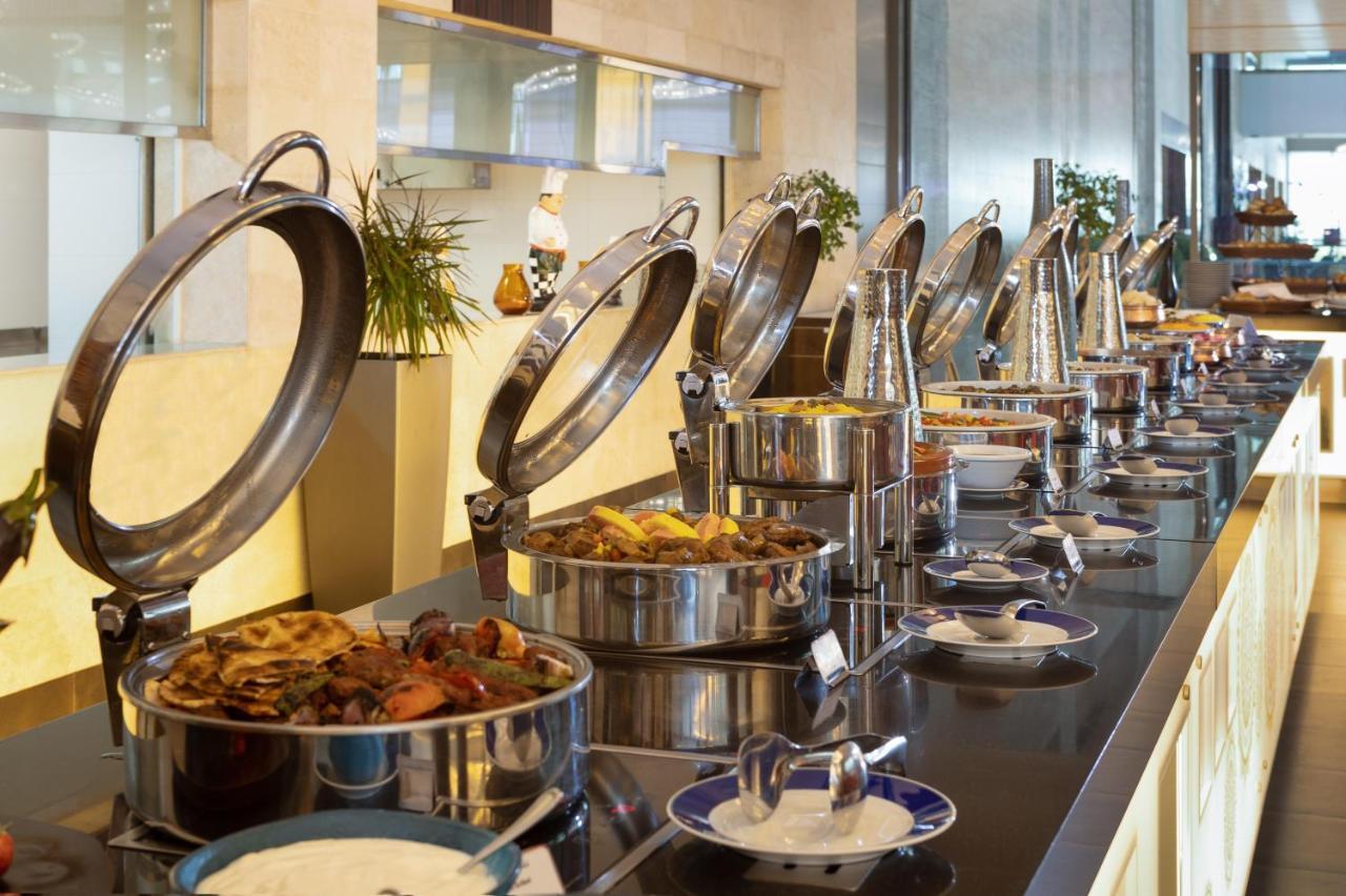 Crowne Plaza Riyadh - Rdc Hotel & Convention By Ihg Exterior foto A buffet at a hotel