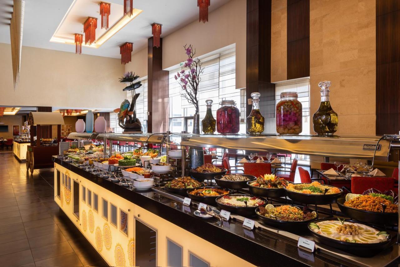 Crowne Plaza Riyadh - Rdc Hotel & Convention By Ihg Exterior foto A buffet at a hotel