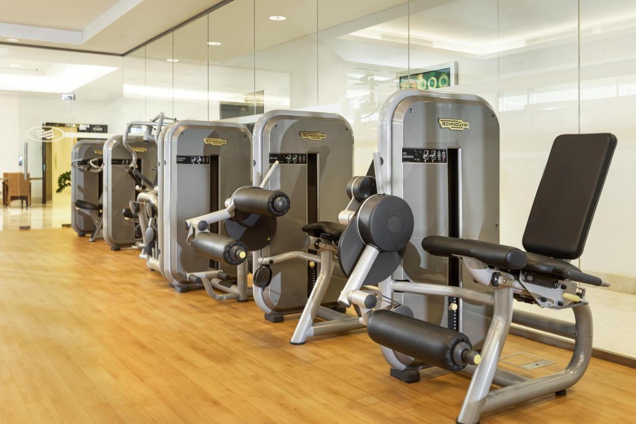 Crowne Plaza Riyadh - Rdc Hotel & Convention By Ihg Exterior foto A row of exercise machines