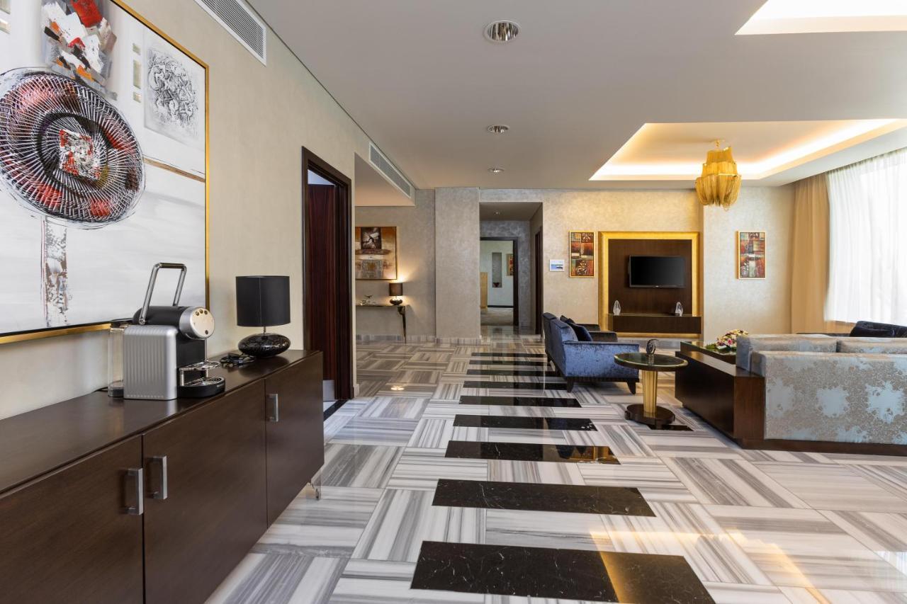 Crowne Plaza Riyadh - Rdc Hotel & Convention By Ihg Exterior foto A suite at the hotel